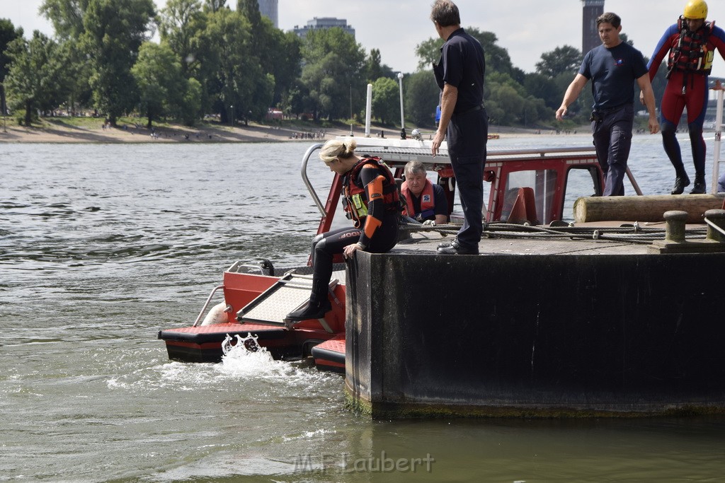 Uebung BF Taucher und Presse Koeln Zoobruecke Rhein P230.JPG - Miklos Laubert